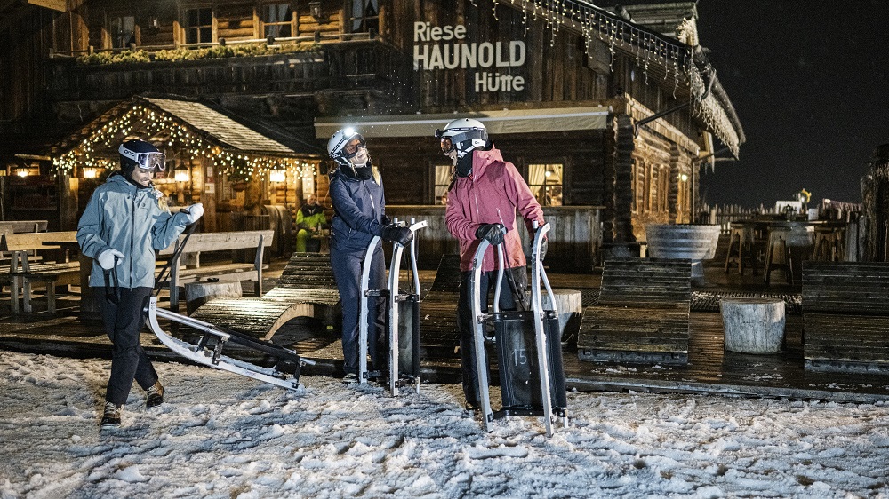 Rodelen in 3 Zinnen Dolomites in de avond.